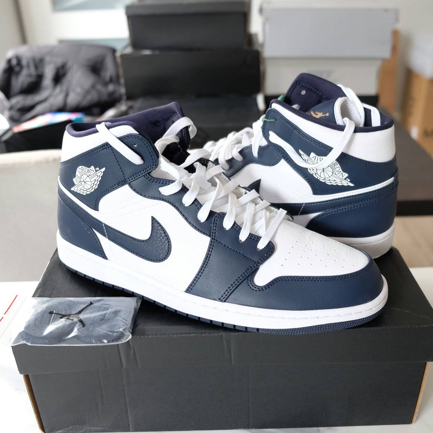 Nike Air Jordan 1 Mid White Metallic Gold Obsidian 554724-174 Size M15