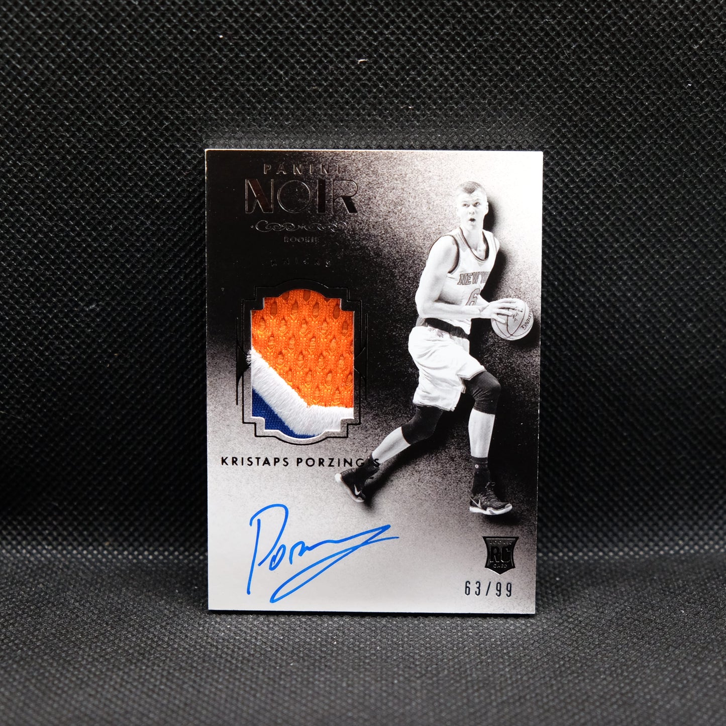 2015-16 Kristaps Porzingis #205 Noir Rookie Patch Auto /99